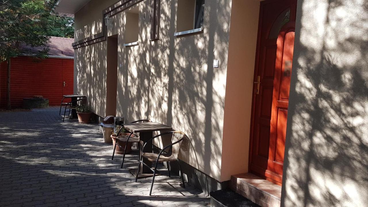 Hotel The Corner House Panzio Tata Esterno foto